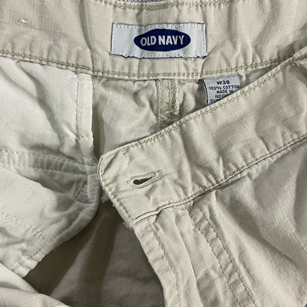 Old Navy Khaki Cargo Shorts Size 38 - Picture 2 of 2